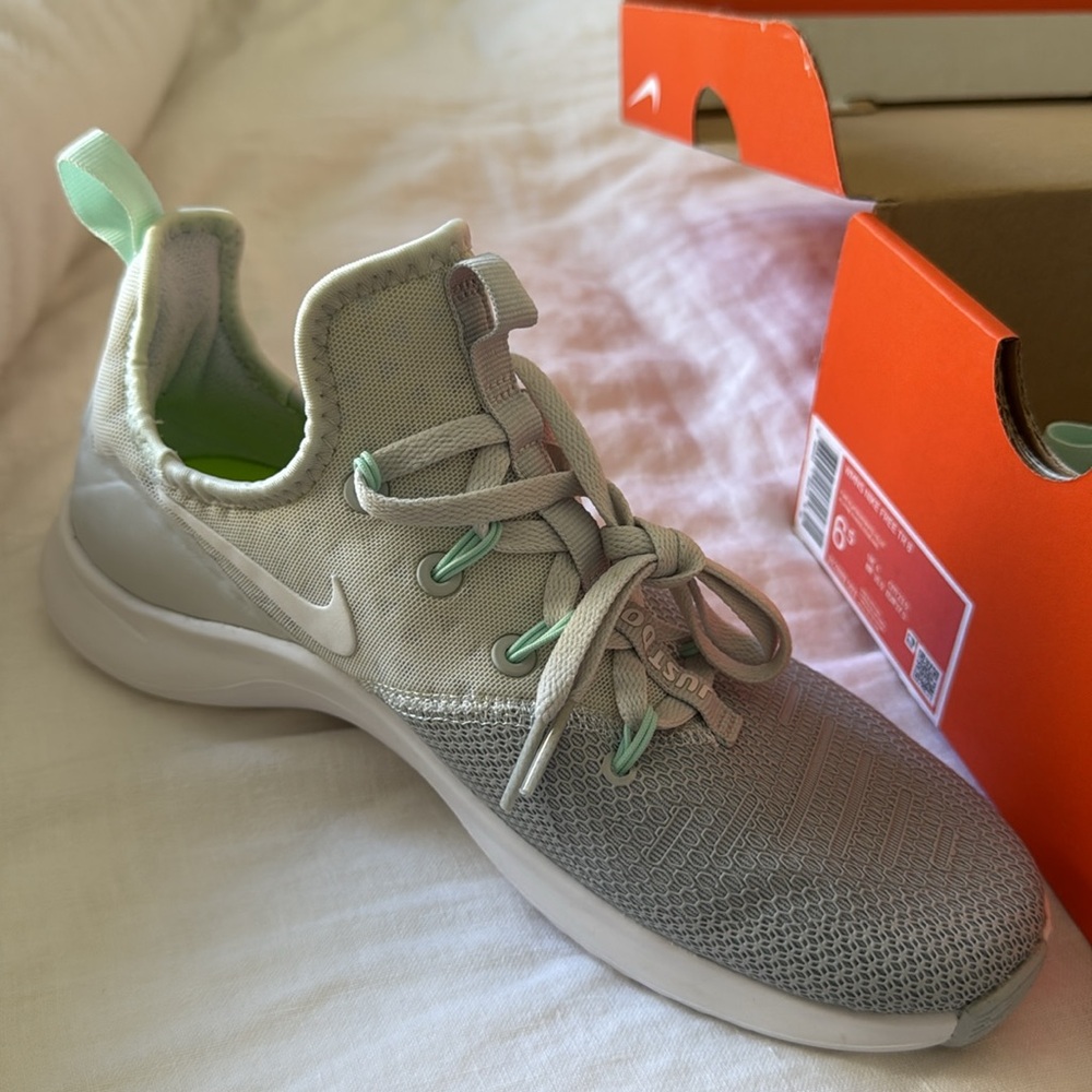 Brand new Nike free TR 8 white-igloo size 6.5 - Picture 3 of 5